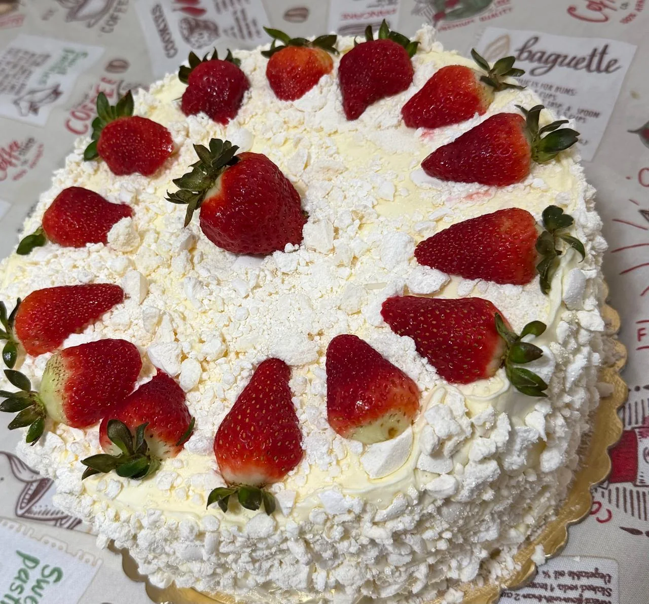 Bolo branco com morangos